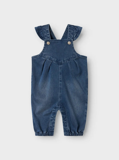 Flachliegende NAME IT Baby Latzhose aus TENCEL™, jeansblau – erhältlich bei Bärechind in Winterthur, Zürich, Schweiz.