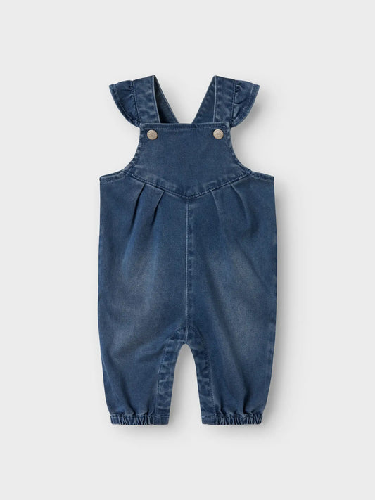 Flachliegende NAME IT Baby Latzhose aus TENCEL™, jeansblau – erhältlich bei Bärechind in Winterthur, Zürich, Schweiz.