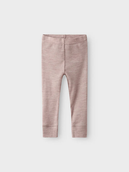 Vorderansicht der Name It  Baby-Leggings aus gerippter Wolle in Altrosa – zu kaufen bei Bärechind in Winterthur, Zürich, Schweiz.