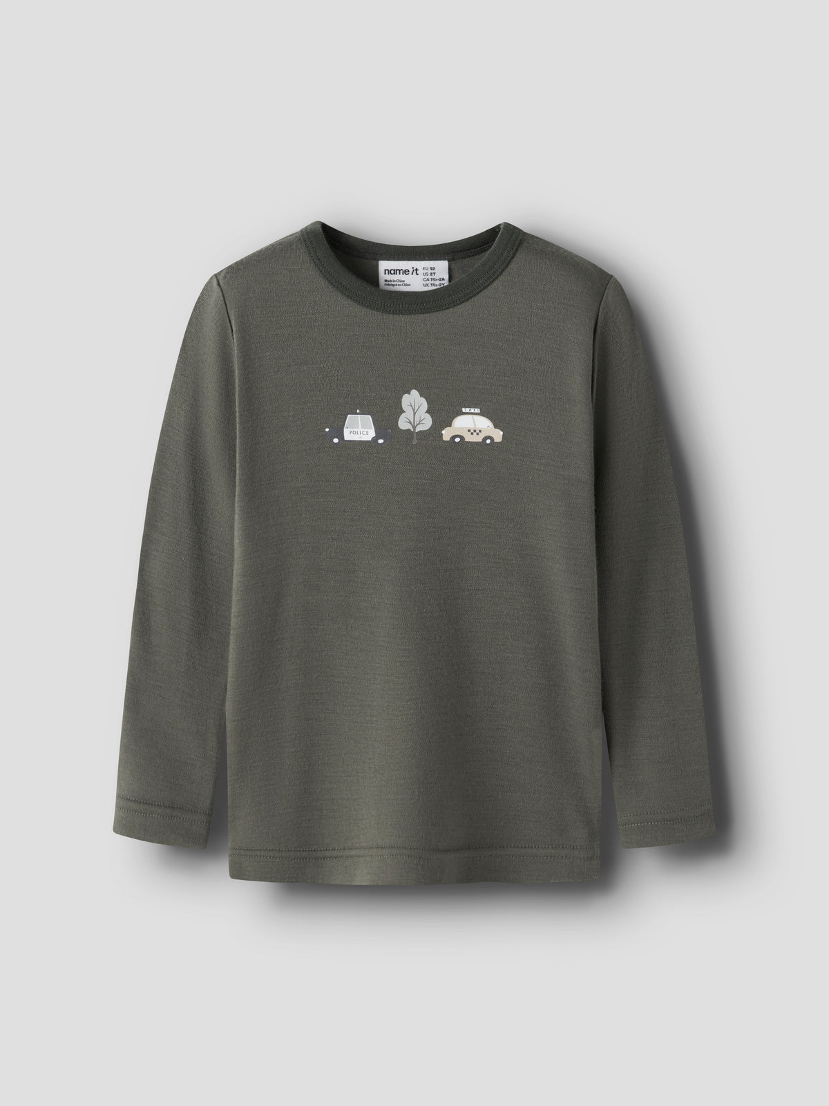 Name It Merino Langarmshirt in Dunkelgrün, Vorderansicht mit Auto- und Blattmotiv