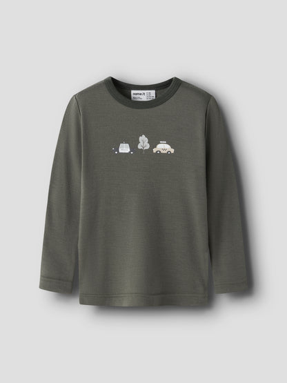 Name It Merino Langarmshirt in Dunkelgrün, Vorderansicht mit Auto- und Blattmotiv
