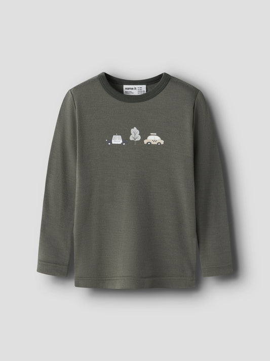 Name It Merino Langarmshirt in Dunkelgrün, Vorderansicht mit Auto- und Blattmotiv