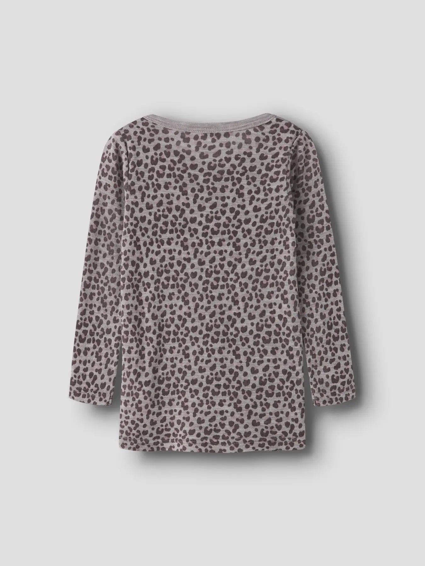 Rückansicht des Merino Langarmshirts mit Leopardenprint