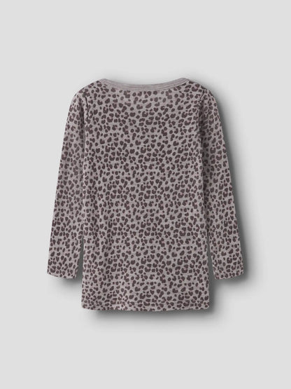 Rückansicht des Merino Langarmshirts mit Leopardenprint