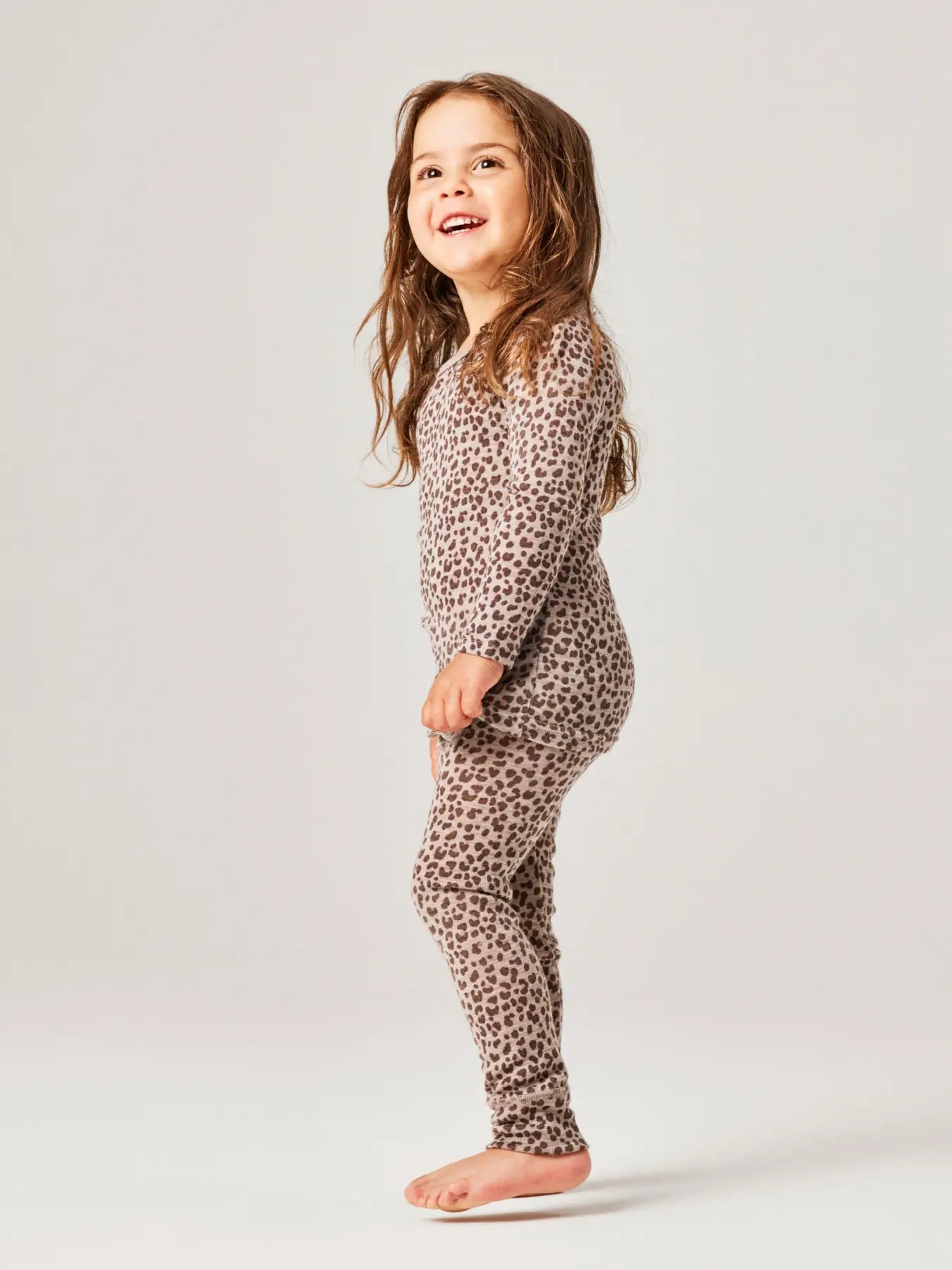 Kind trägt das Name It Merino Langarmshirt mit Leopardenprint aus dem Bärechind Sortiment