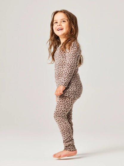 Kind trägt das Name It Merino Langarmshirt mit Leopardenprint aus dem Bärechind Sortiment