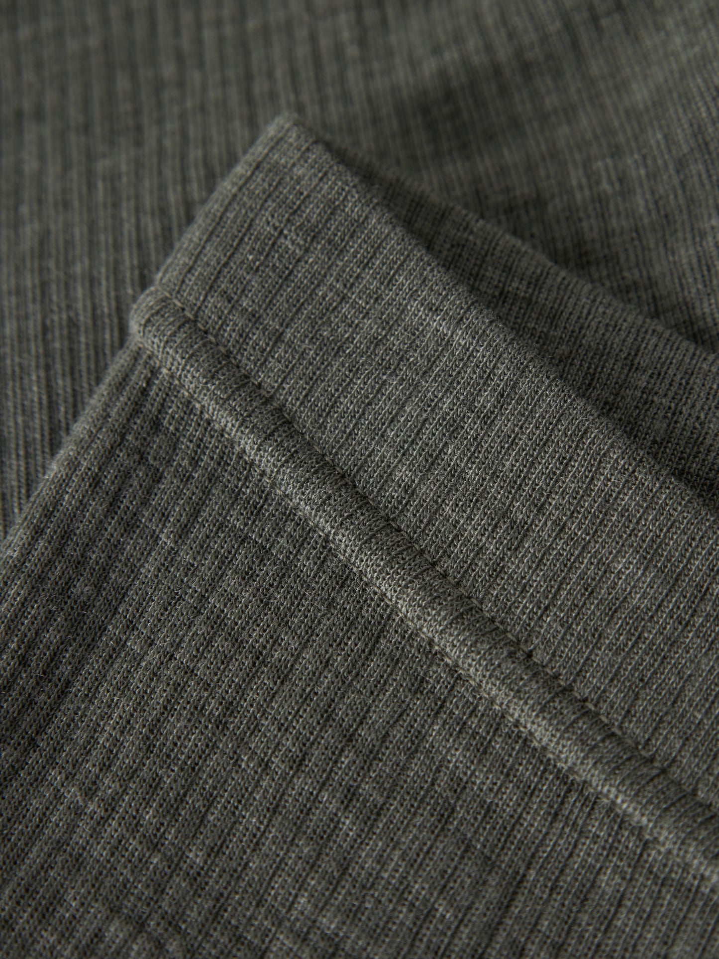 Bärechind, Name It Merino Leggings Mulled Basil, Detailansicht Rippstrick am Bein
