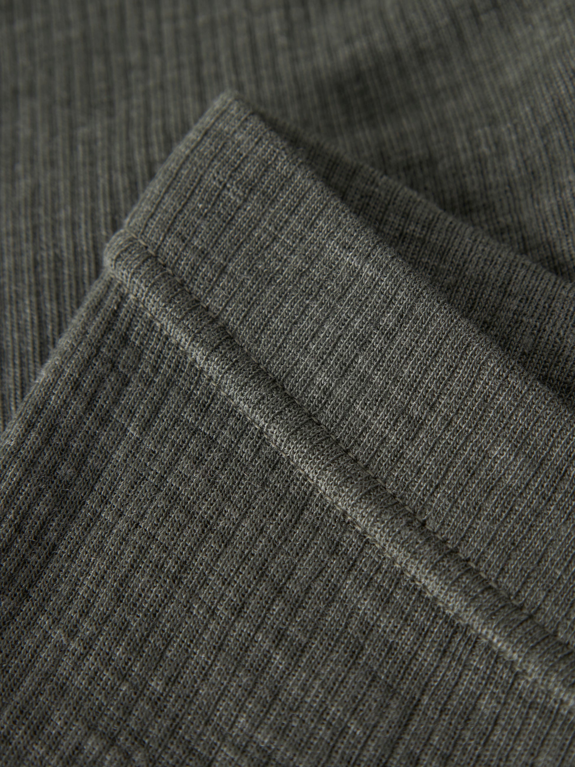 Bärechind, Name It Merino Leggings Mulled Basil, Detailansicht Rippstrick am Bein