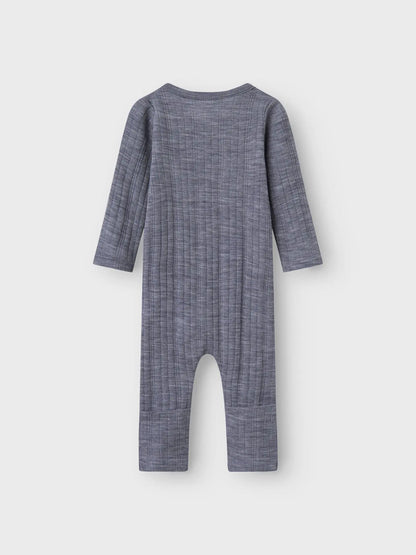 Rückansicht des blauen Merino-Schlafanzugs von Name It – ideal für Babys in Winterthur.