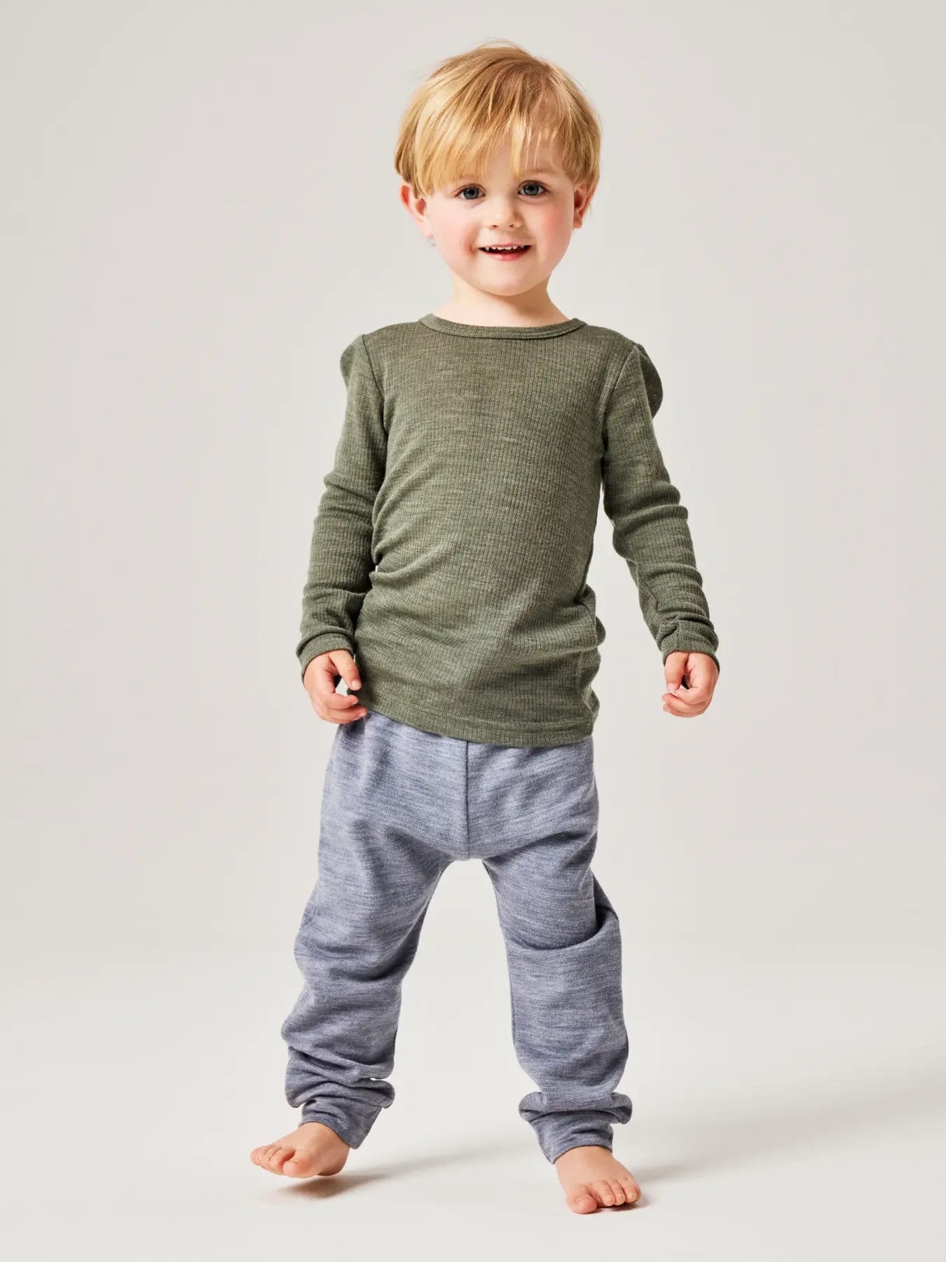 Bärechind, Name It Merino-Wollhose Folkstone Gray, am Kind getragen