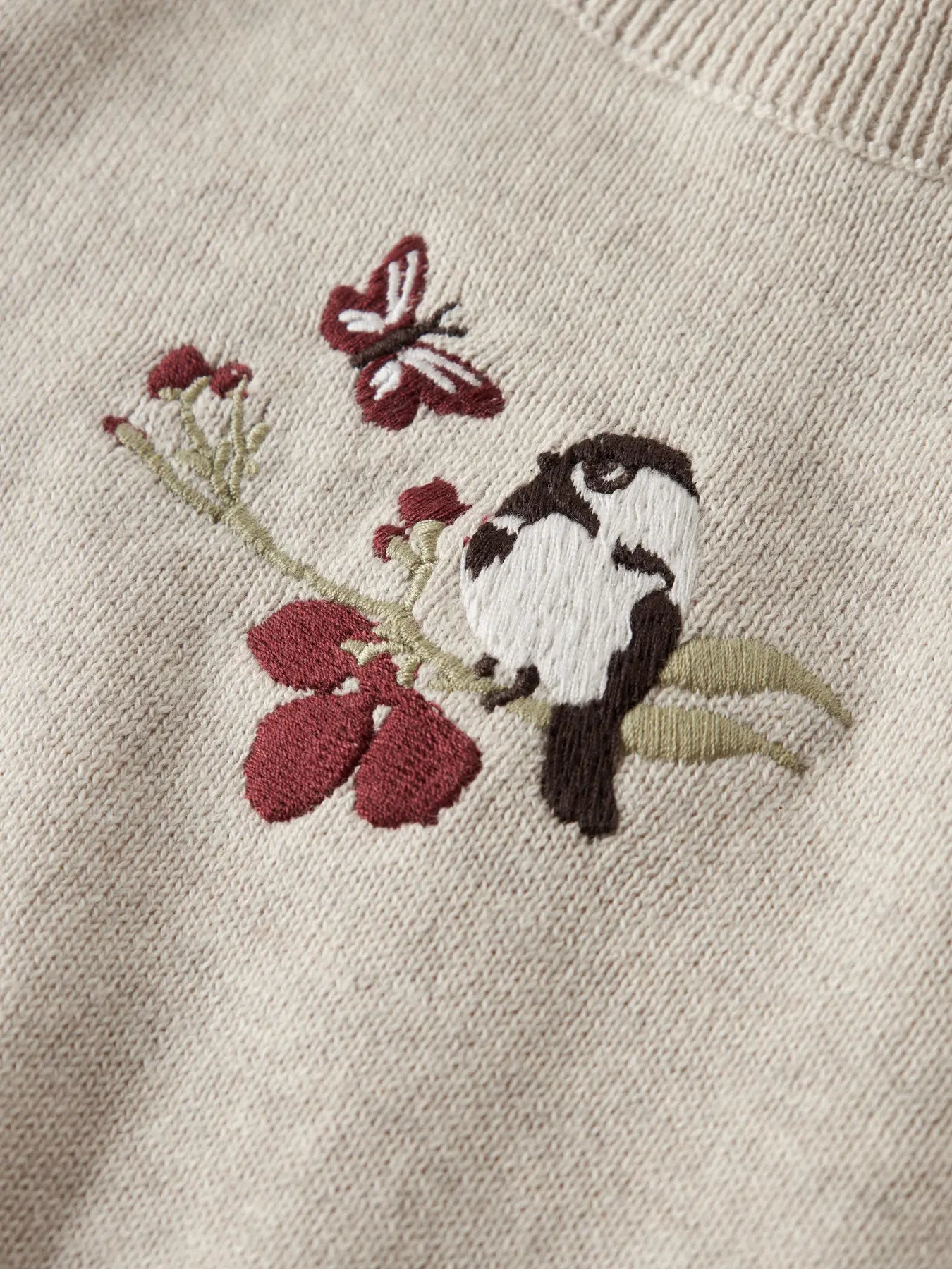 Detailansicht Stickerei am NAME IT Strickpullover – nachhaltige Kindermode bei Bärechind Winterthur Zürich Schweiz