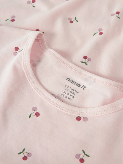 Detailansicht Kirschenprint am NAME IT Pyjama-Set – nachhaltige Kindermode bei Bärechind Winterthur Schweiz