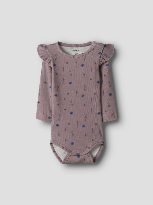 NAME IT Ripp Body aus Baumwolle und Modal in Altrosa mit Blumenprint und Rüschen, Bärechind Winterthur Zürich Schweiz.