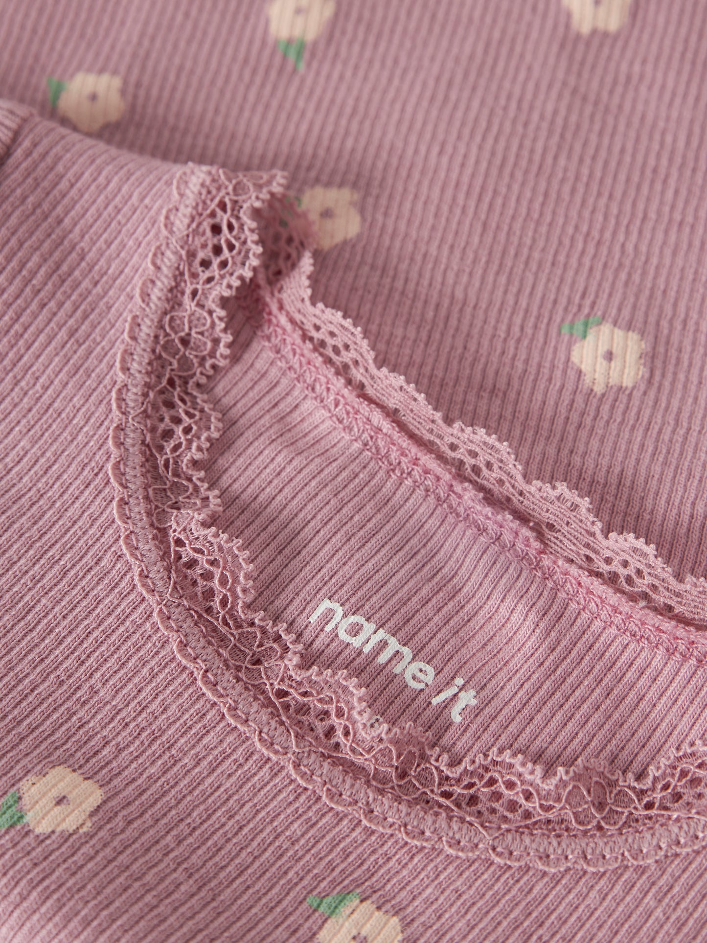 Detailaufnahme des NAME IT Ripp Bodys aus Baumwolle und TENCEL™ Lyocell in Altrosa mit Blumenprint und feiner Spitzenkante.