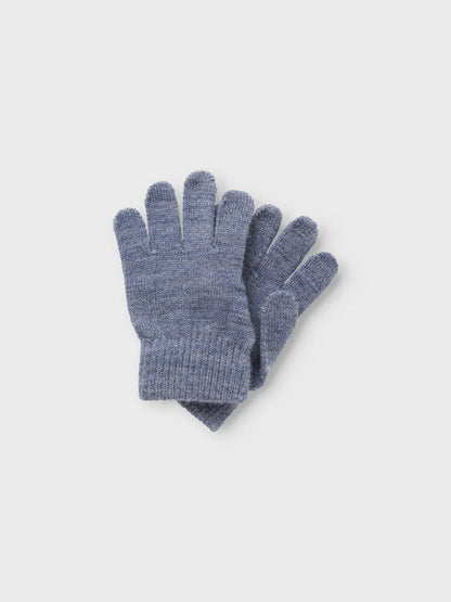 Zwei blaue Strickhandschuhe aus Wolle, überkreuzt gelegt.