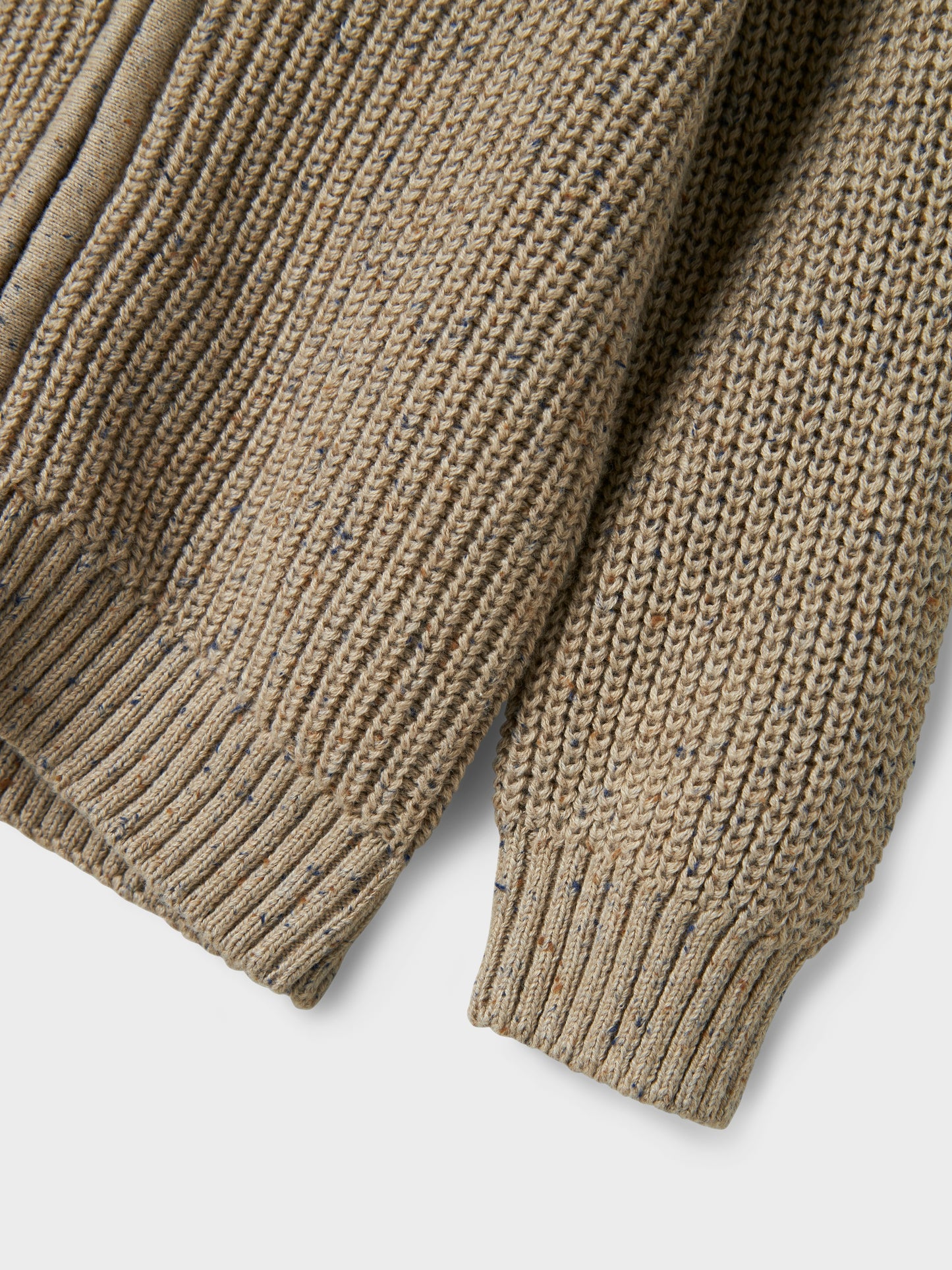NAME IT Strickpullover aus Bio-Baumwolle in Beige, erhältlich bei Bärechind in Winterthur, Zürich Schweiz.