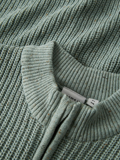 NAME IT Strickpullover aus Bio-Baumwolle in Grün, erhältlich bei Bärechind in Winterthur, Zürich Schweiz.