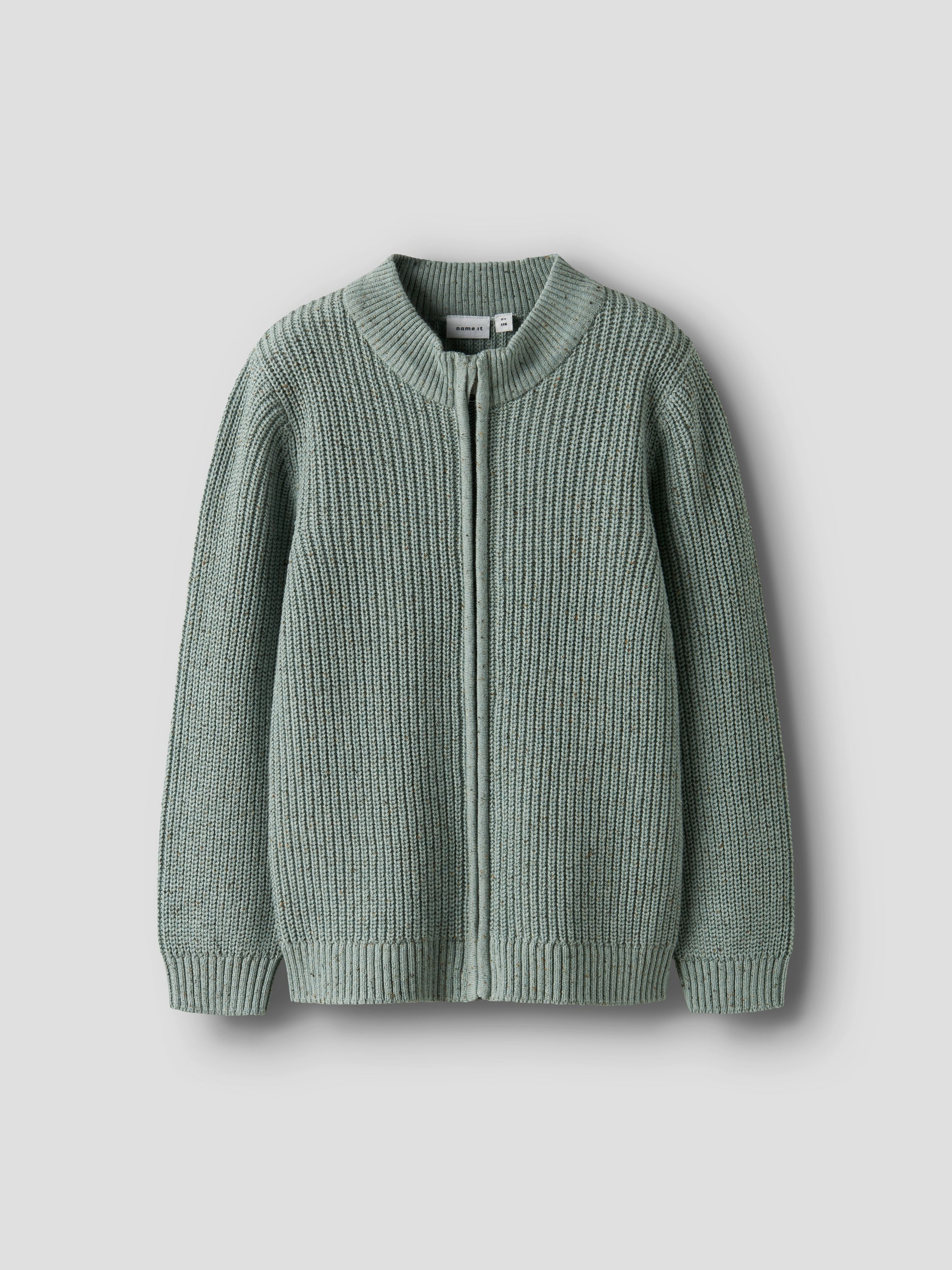  Vorderansicht vom NAME IT Strickpullover aus Bio-Baumwolle, grün meliert, Bärechind Winterthur, Zürich Schweiz.