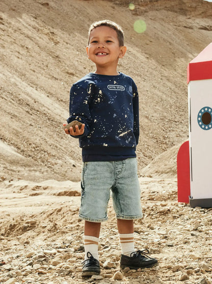 Kind trägt NAME IT Sweatshirt „Outer Space“ in Navy – Kinderladen Bärechind Winterthur Zürich Schweiz