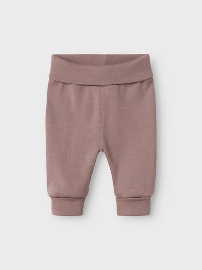 Die Name it Wollhose aus Merinowolle in Mauve ist bei Bärechind in Winterthur erhältlich. Sie bietet angenehmen Tragekomfort für Babys.
