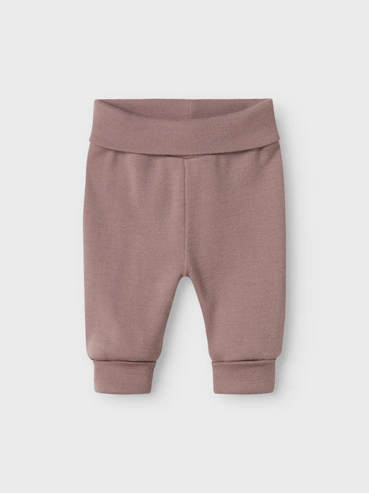 Die Name it Wollhose aus Merinowolle in Mauve ist bei Bärechind in Winterthur erhältlich. Sie bietet angenehmen Tragekomfort für Babys.
