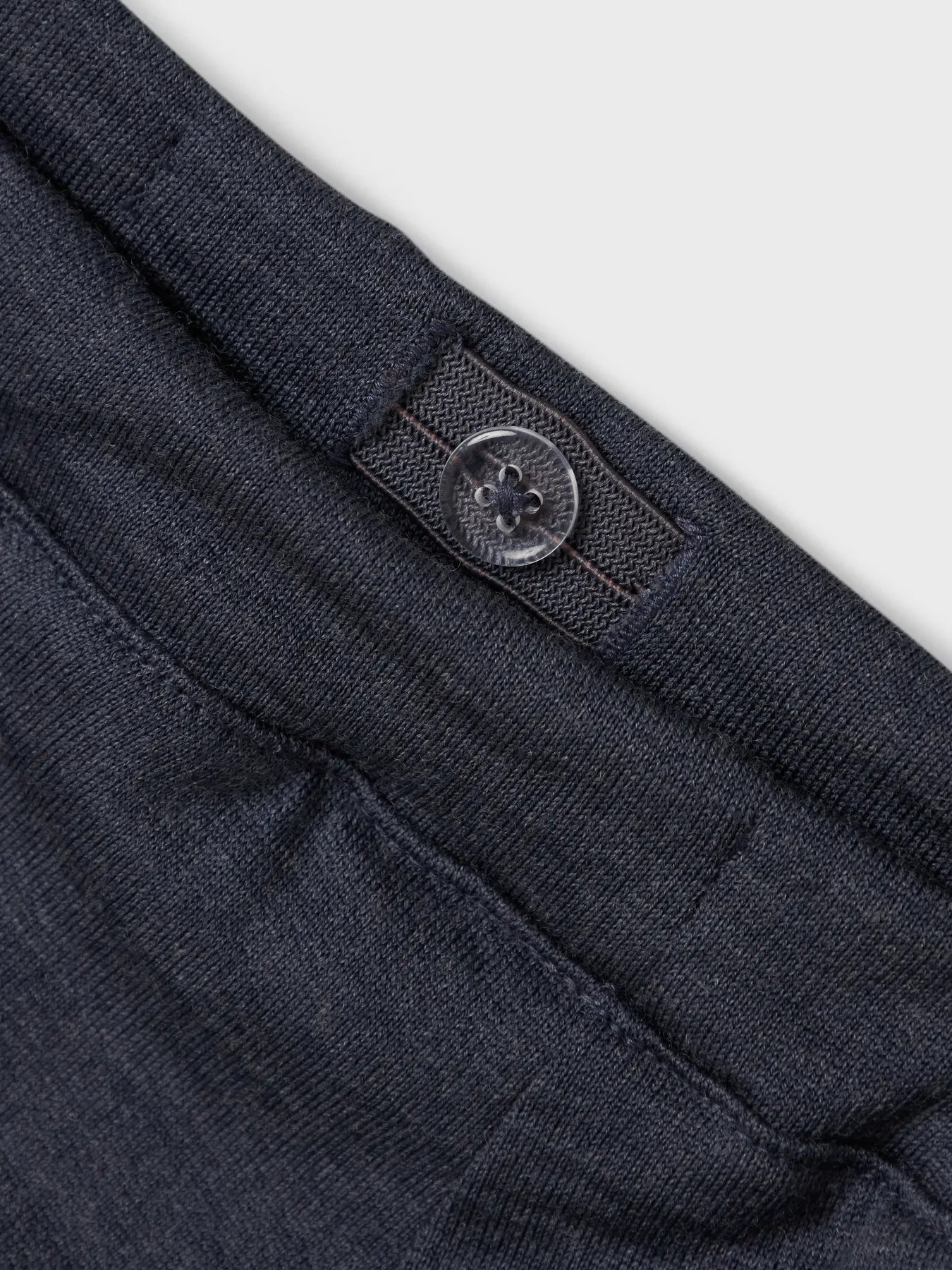 Detailaufnahme der dunkelblauen NAME IT Baby Wollhose mit verstellbarem Bund – erhältlich bei Bärechind in Winterthur, Zürich, Schweiz.