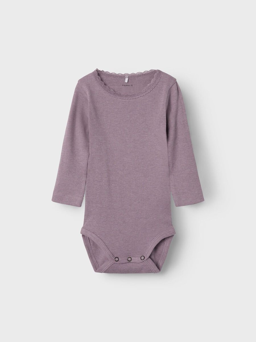 Langer Babybody von NAME IT in Elderberry Melange, weiche Rippstruktur, erhältlich im Bärechind in Winterthur, Zürich Schweiz.
