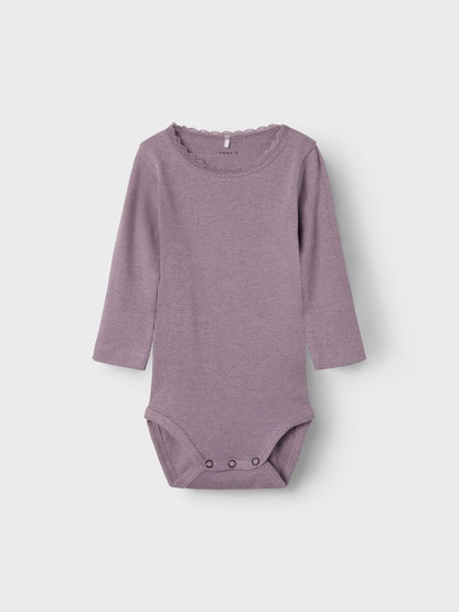 Langer Babybody von NAME IT in Elderberry Melange, weiche Rippstruktur, erhältlich im Bärechind in Winterthur, Zürich Schweiz.