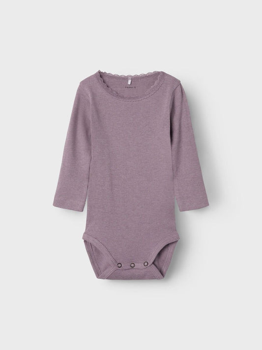 Langer Babybody von NAME IT in Elderberry Melange, weiche Rippstruktur, erhältlich im Bärechind in Winterthur, Zürich Schweiz.