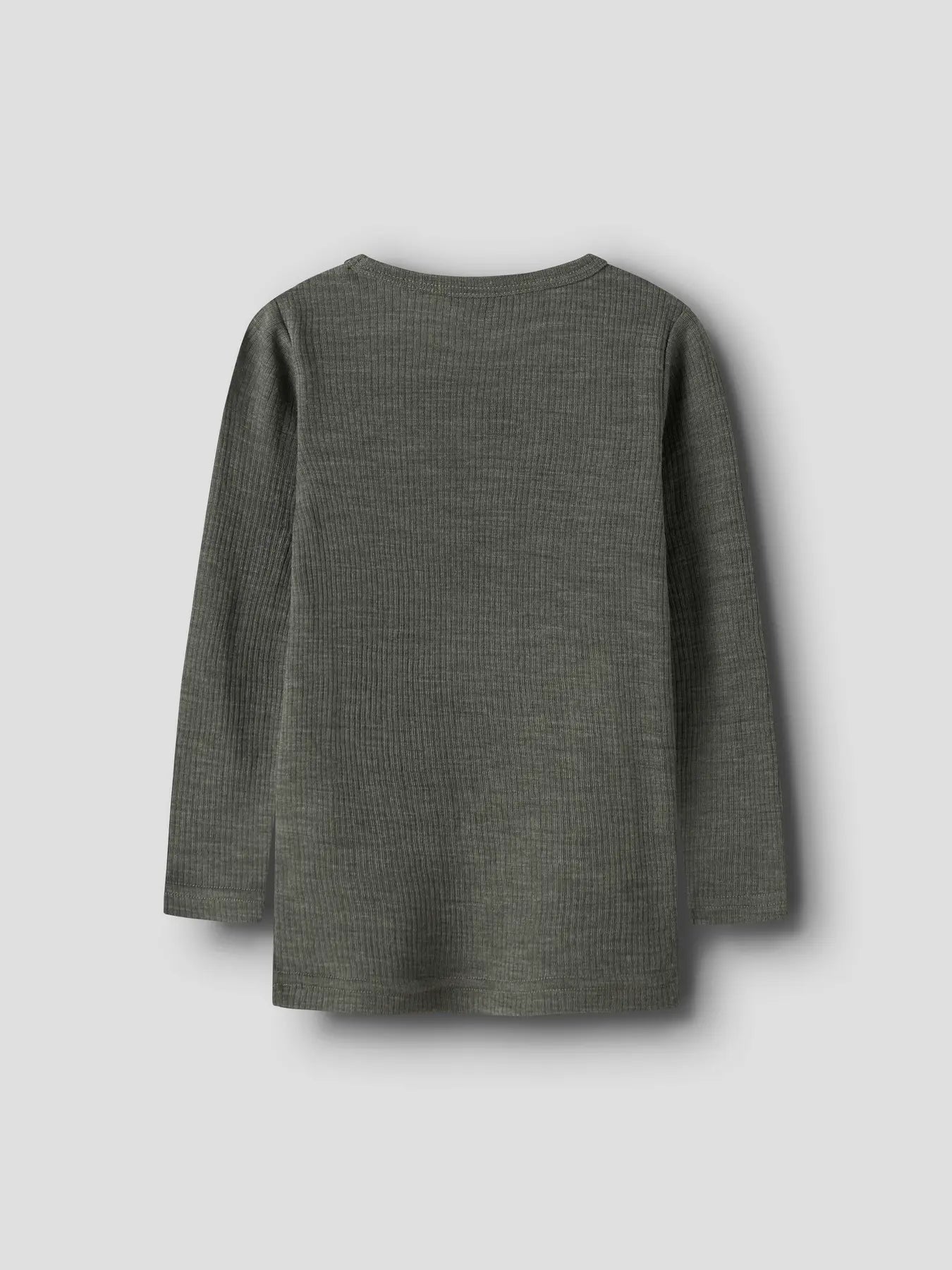 Rückansicht des Shirts aus 100% mulesingfreier Merinowolle, ideal für den Zwiebellook