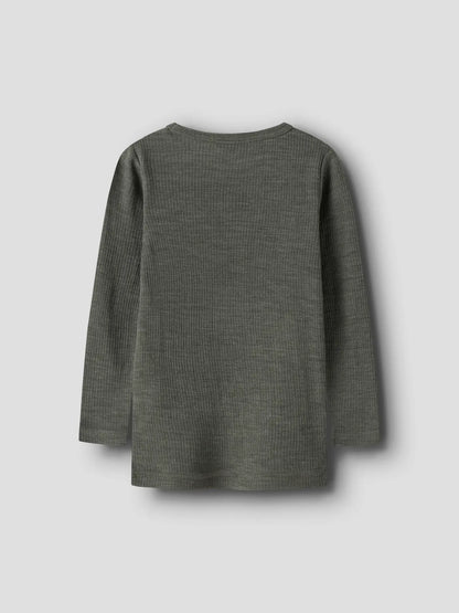 Rückansicht des Shirts aus 100% mulesingfreier Merinowolle, ideal für den Zwiebellook