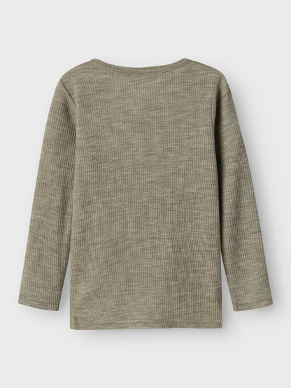 Rückseite vom Kinder-Langarmshirt aus Merinowolle von Name it in Olive – Bärechind Winterthur, Zürich Schweiz