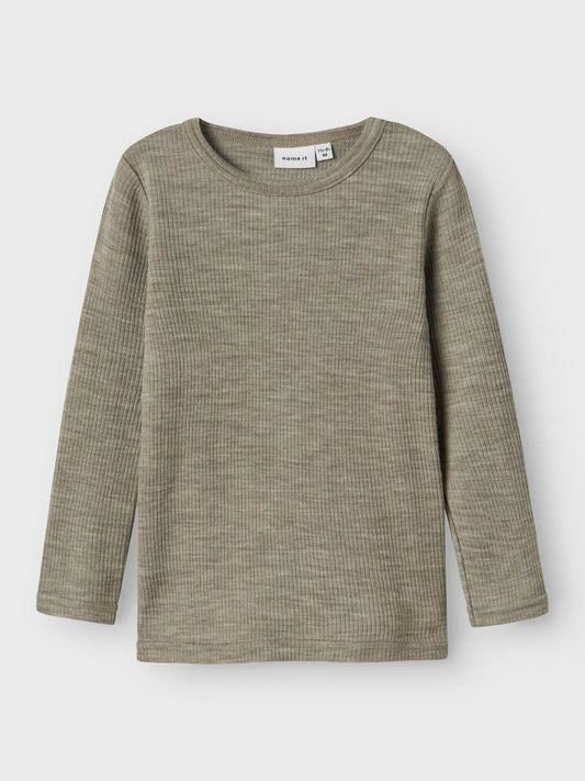 Langarmshirt aus 100 % Merinowolle in Olive von Name it, – bei Bärechind Winterthur, Zürich Schweiz erhältlich.