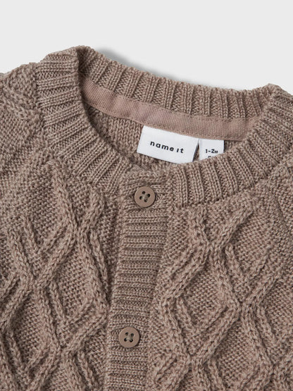 Nahaufnahme der Strickstruktur und Knopfleiste der Merinojacke von Name It in Winterthur.