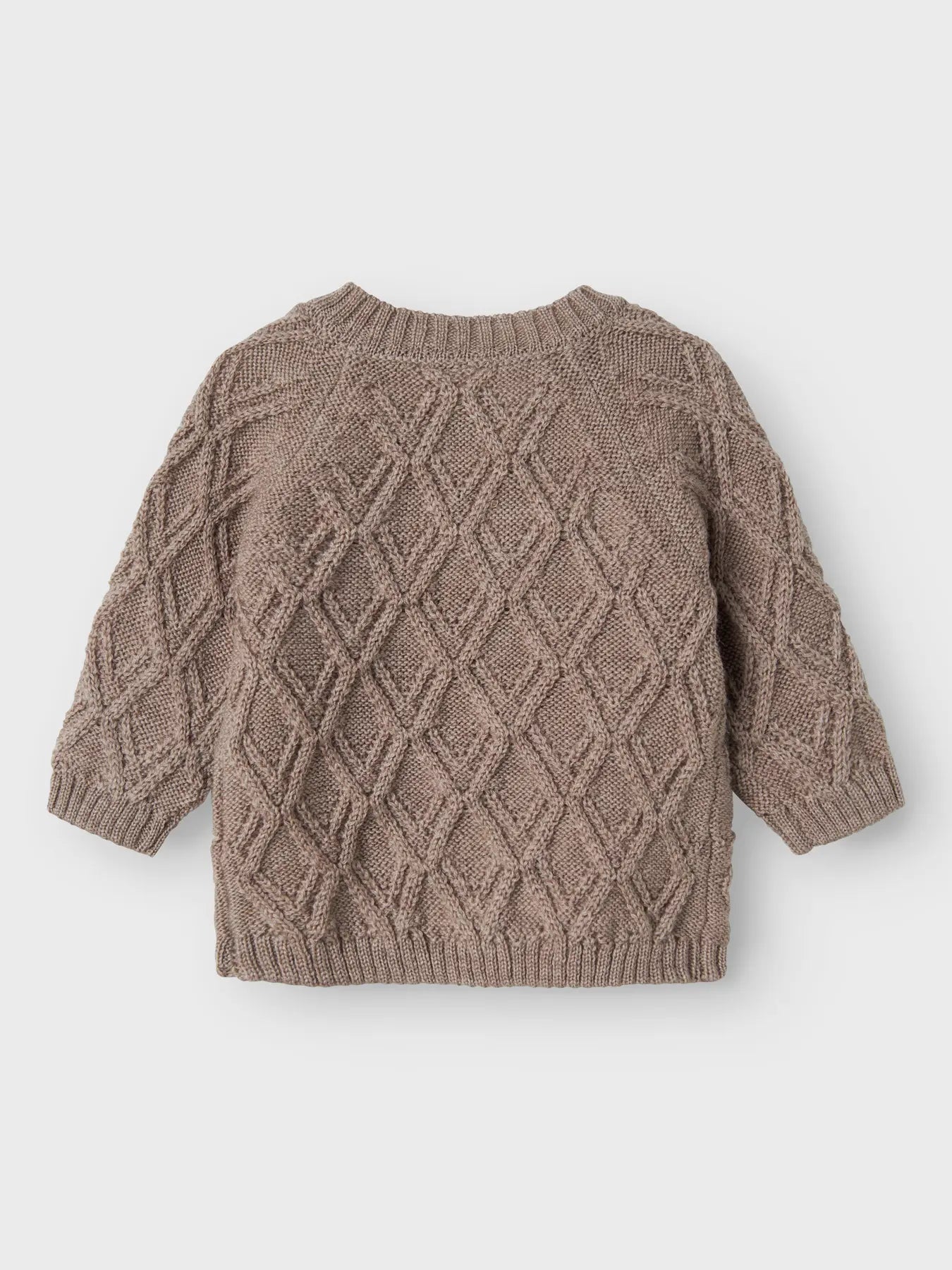 Rückseite der Name It Merino Strickjacke mit gestricktem Muster, aufgenommen in Winterthur.