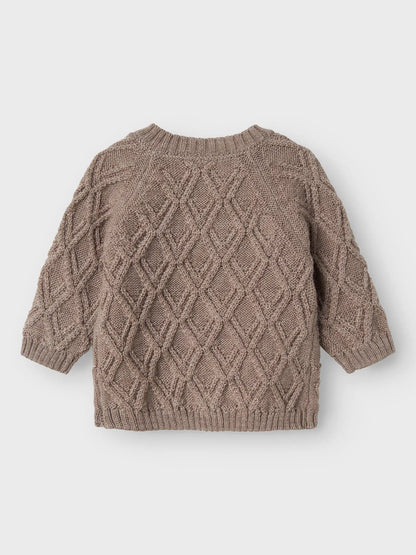 Rückseite der Name It Merino Strickjacke mit gestricktem Muster, aufgenommen in Winterthur.