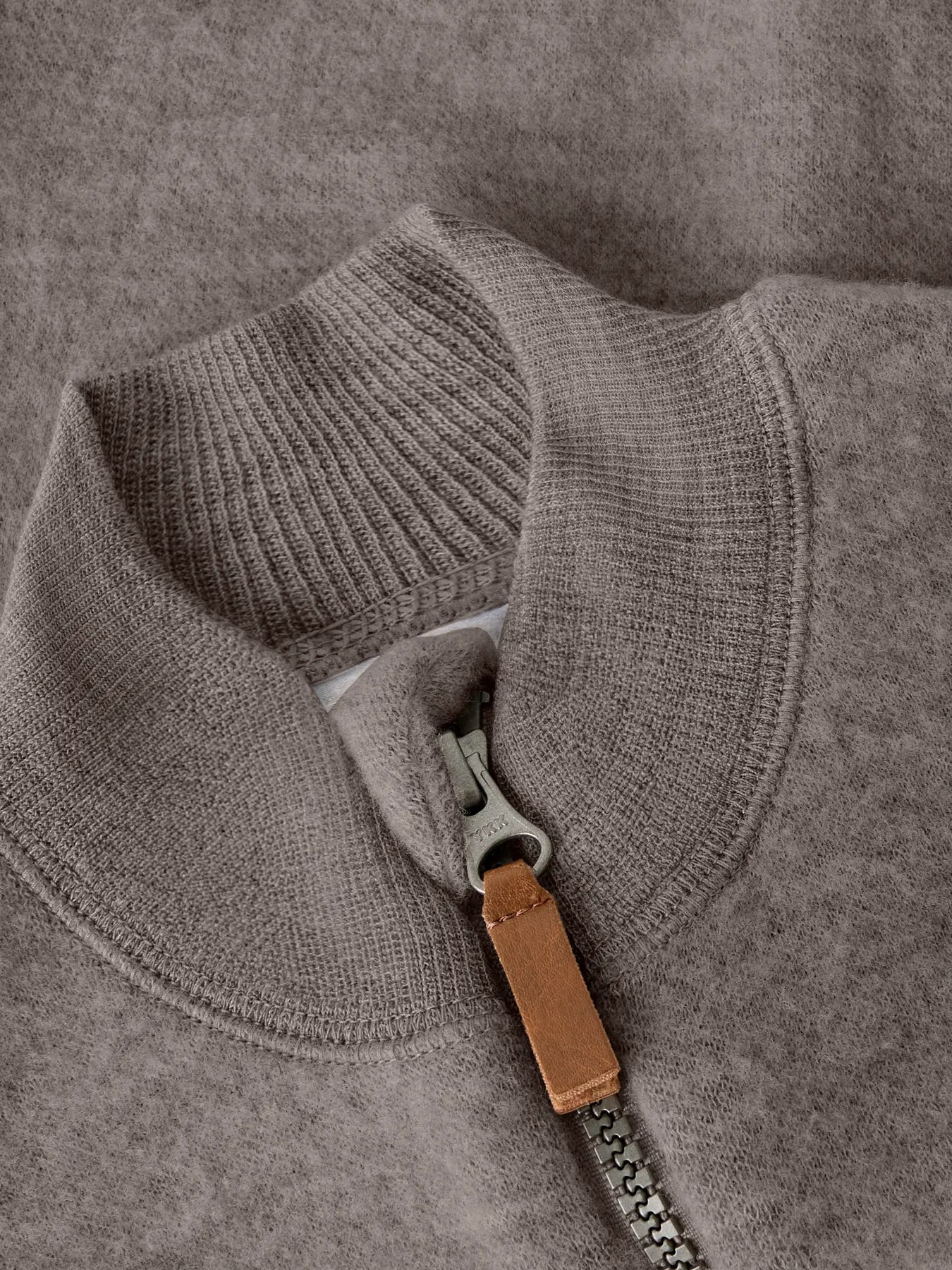 Detailaufnahme von Stehkragen und Reissverschluss der Merino Weste bei Bärechind
