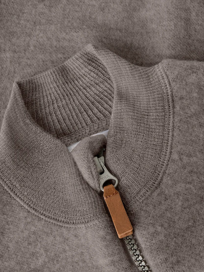 Detailaufnahme von Stehkragen und Reissverschluss der Merino Weste bei Bärechind