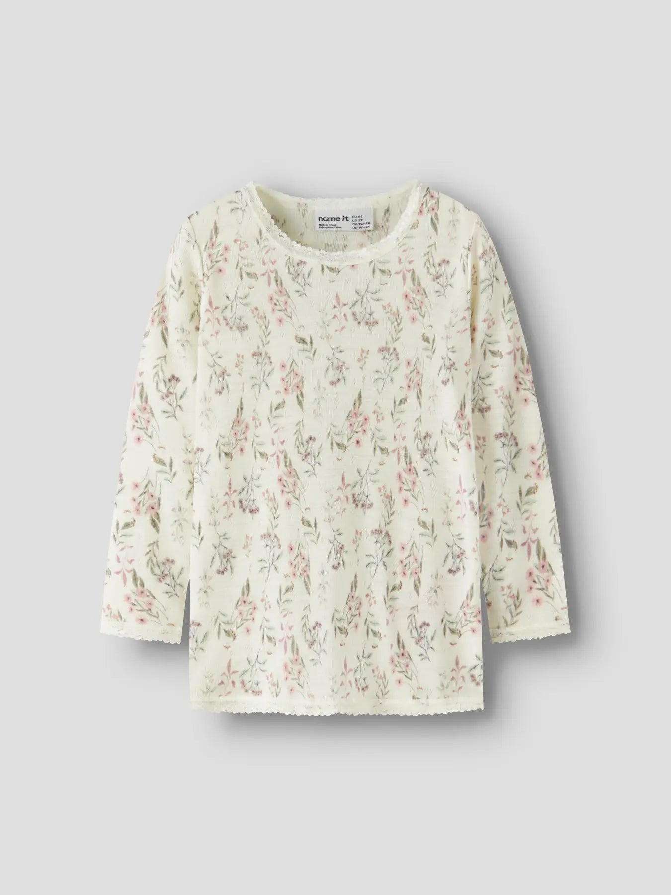 Name it Needle Langarmshirt mit Blumenmuster auf cremefarbenem Hintergrund