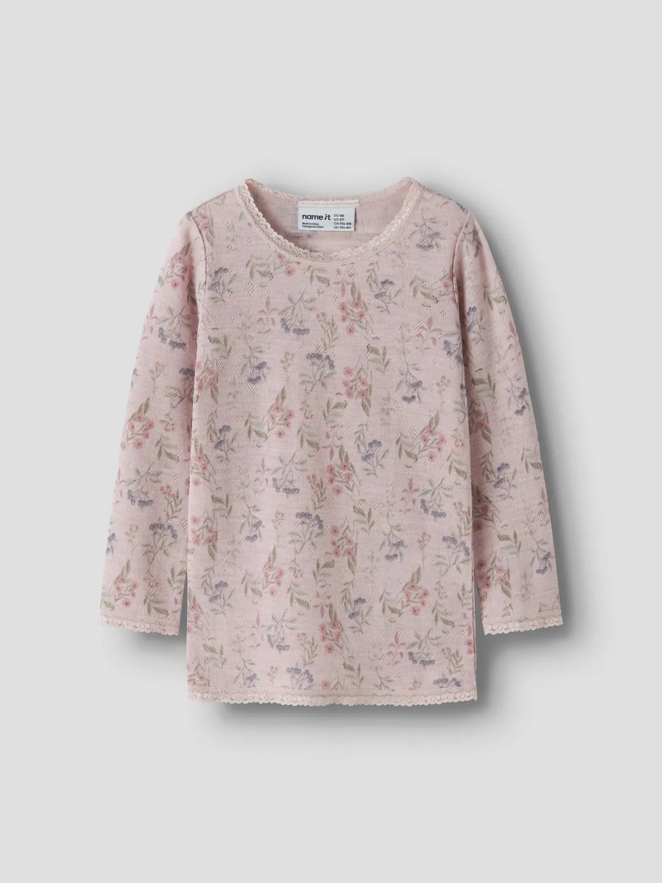Name it Needle Langarmshirt mit Blumenmuster auf rosa Hintergrund