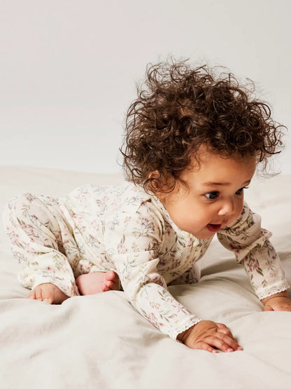 Detailansicht des Needle Pyjama Overall in Snow White