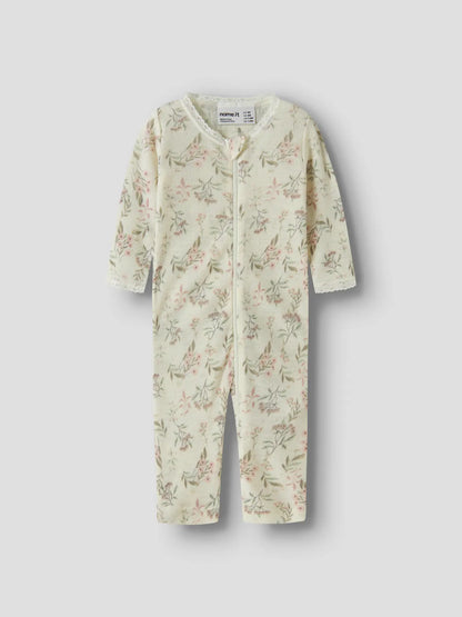 Name it Needle Pyjama Overall mit Blumenmuster auf cremefarbenem Hintergrund