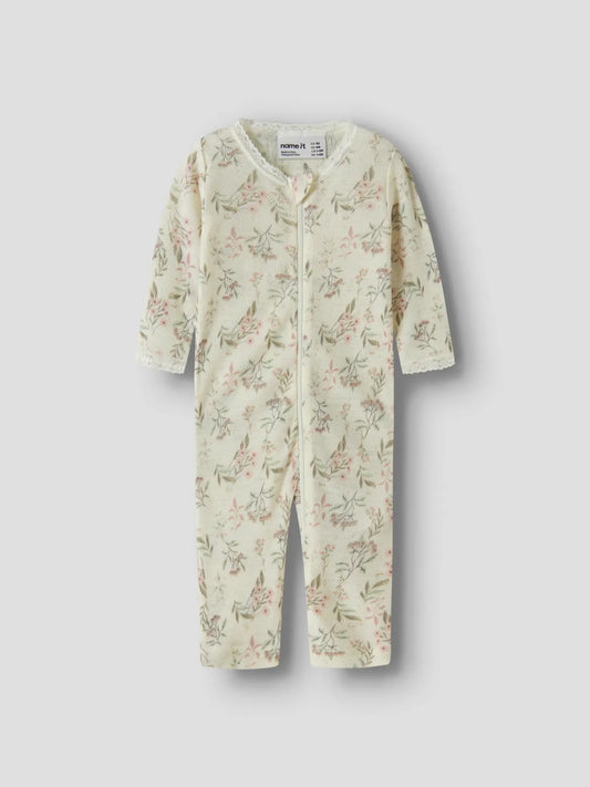 Name it Needle Pyjama Overall mit Blumenmuster auf cremefarbenem Hintergrund