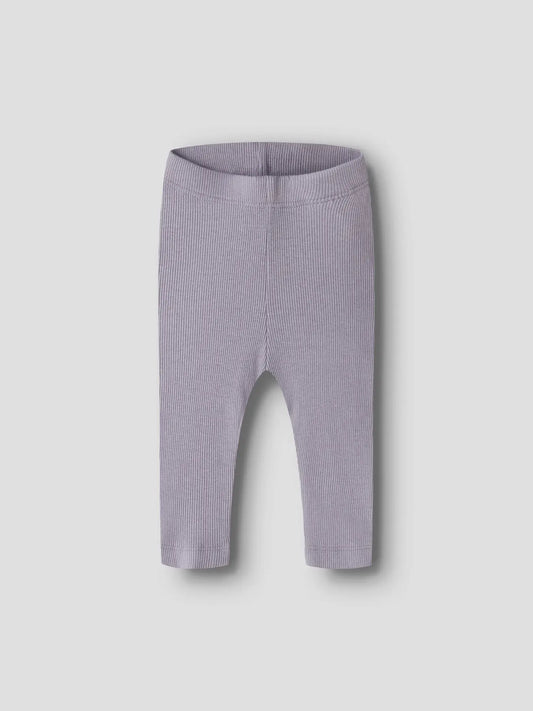 Lavendel Baby Ripp Leggings aus Baumwolle Modal Mix von name it bei Bärechind Kinderladen Winterthur Zürich Schweiz.
