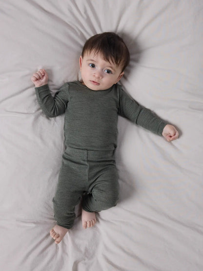 Detailansicht der Rippstruktur der Name it Ripp Leggings in Mulled Basil