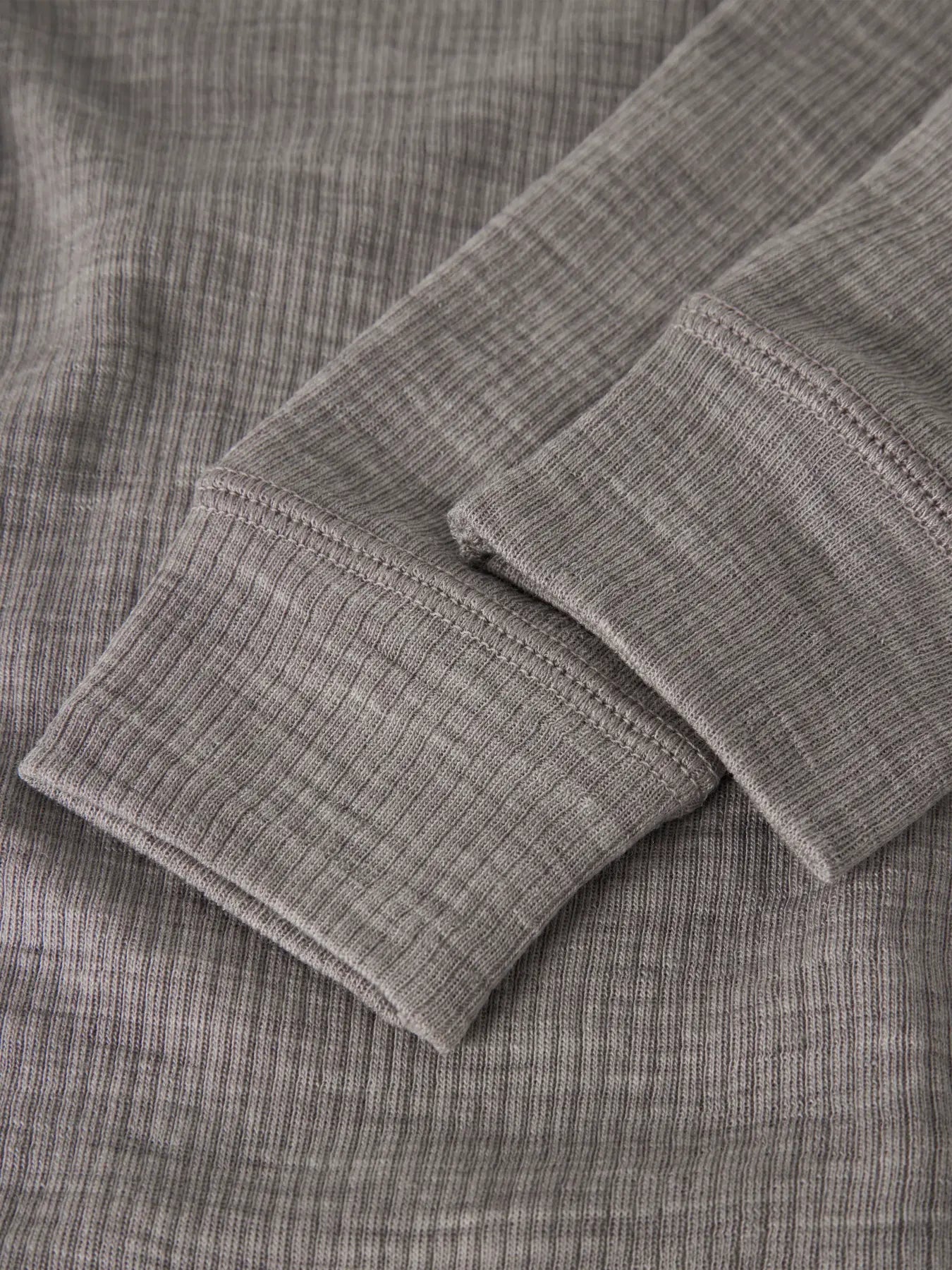 Detailansicht der Rippstruktur der Name it Ripp Leggings in Satellite
