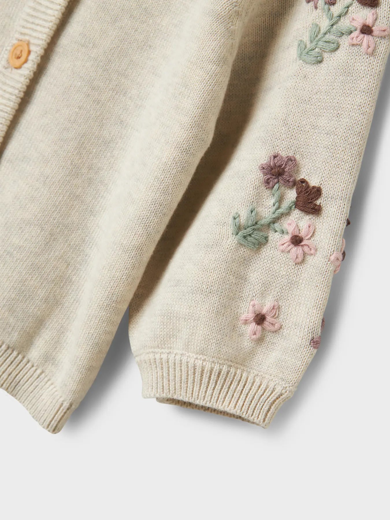 Detailansicht der NAME IT Strickjacke mit Blumenstickerei aus Baumwolle – erhältlich bei Bärechind in Winterthur, Zürich, Schweiz.