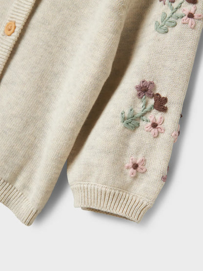 Detailansicht der NAME IT Strickjacke mit Blumenstickerei aus Baumwolle – erhältlich bei Bärechind in Winterthur, Zürich, Schweiz.