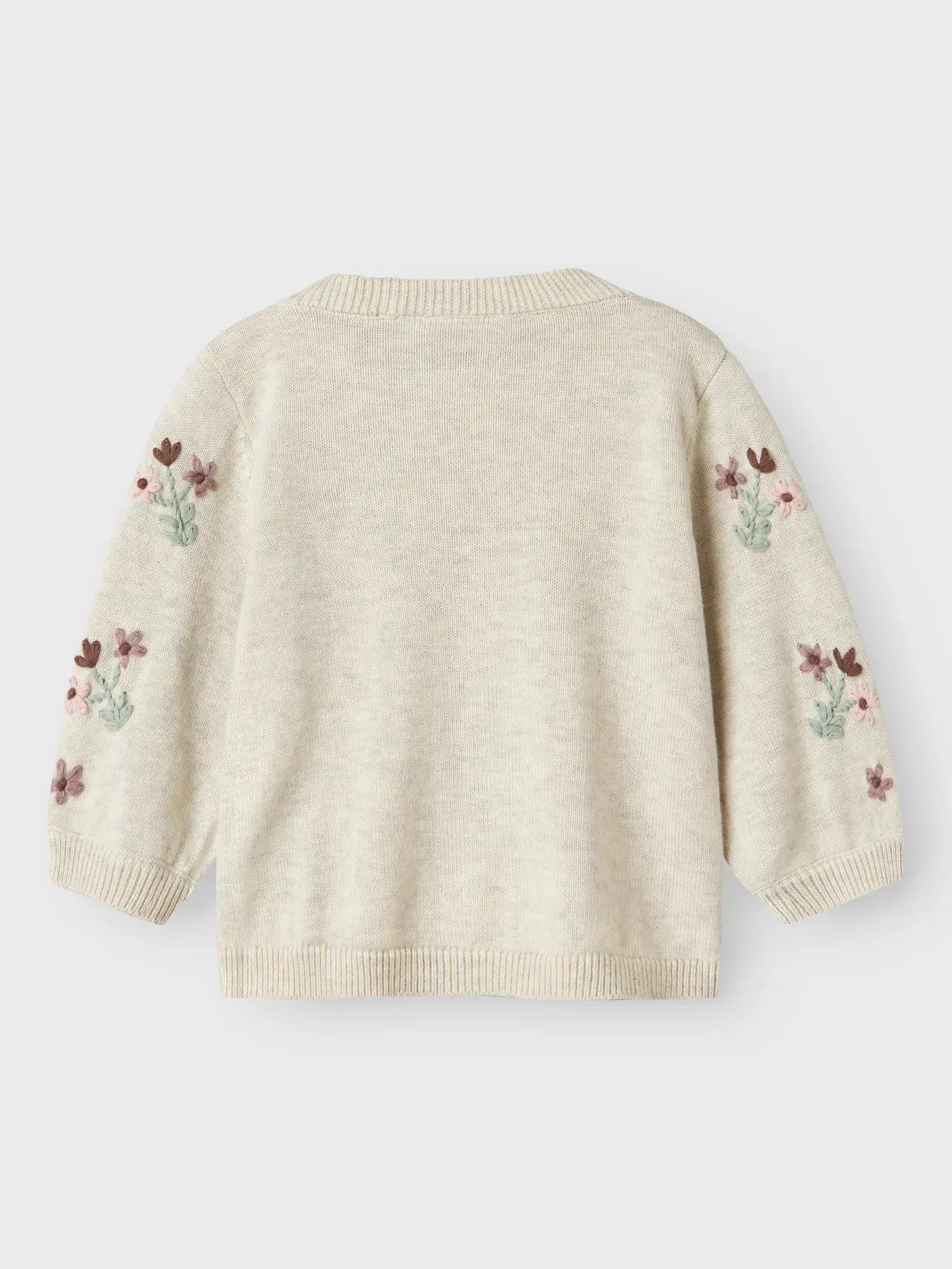 Rückansicht der NAME IT Kinder-Strickjacke aus Baumwolle mit Blumenmuster – Bärechind in Winterthur, Zürich, Schweiz.