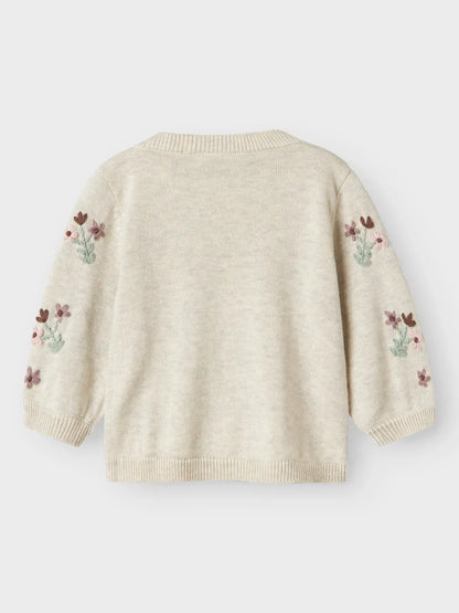 Rückansicht der NAME IT Kinder-Strickjacke aus Baumwolle mit Blumenmuster – Bärechind in Winterthur, Zürich, Schweiz.